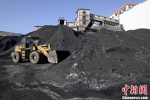 山西同煤集团一座矿井生产出大量的煤炭。(资料图片) 中新社记者 韦亮 摄